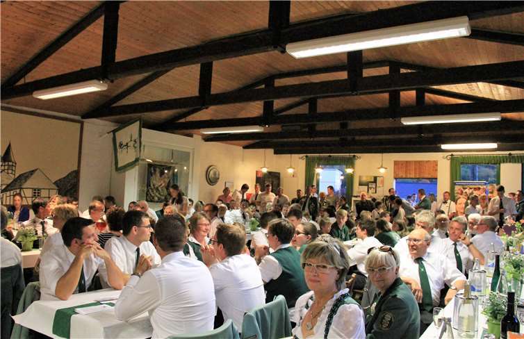Die Leubsdorfer Schützenhalle war bis auf den letzten Platz besetzt.