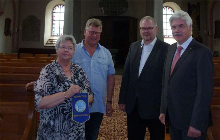 Die Leutesdorfer Organistin Elvi Hubert, Clubmeister Gotthard Emmerich vom Rotary Club Remagen - Sinzig, Pfarrer Christian Scheinost und Präsident des RC Elmar Lersch bei der Spendenübergabe (v. l.).privat