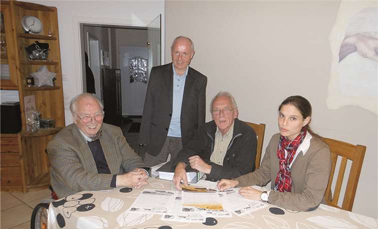 Die Liberalen Christina Steinheuer, Graf von Spee (l.) und Ulrich van Bebber (2.v.l.) übergeben Unterschriften gegen das Fütterungsverbot für Wildtiere an den Vorsitzenden der Kreisjägerschaft, Jürgen Kindgen.  Privat