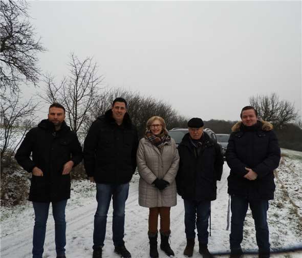 Die Liberalen Nabil Faddoul, Markus Wieseler, Elke Ruppert, Werner Ruppert und Max Klemmer begutachteten potentielles Bauland. Fotos: FDP Bad Ems