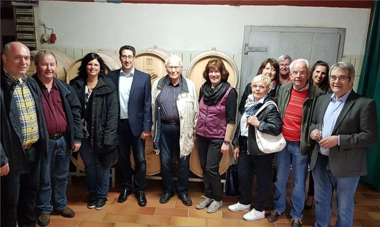 Die Liberalen aus dem Kreis Cochem - Zell trafen sich zum Spätschoppen in Ellenz - Poltersdorf. (Erster von links: Inhaber Thomas Basten, Dritte von links MdB Carina Konrad, Vierter von links FDP-Kreisvorsitzender Jürgen Hoffmann, Dritter von rechts Peter Krämer, FDP-Spitzenkandidat VG Cochem, ganz rechts Helmut Probst, ehemaliger Verbandsgemeindebürgermeister von Cochem).Foto: FDP