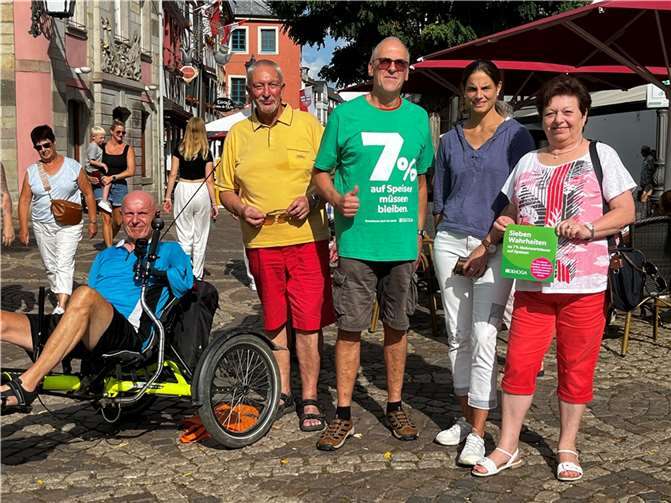 Die Liberalen sind sich einig mit Günther Uhl (Mitte), 7 % Mehrwertsteuer für die Gastronomie muss bleiben, damit der Tourismus in der Region weiter aufblüht wie hier auf dem Ahrweiler Markt (v. l.): Ulrich van Bebber, Dirk Herminghaus, Christina Steinhausen und Doris Herminghaus. Foto: privat