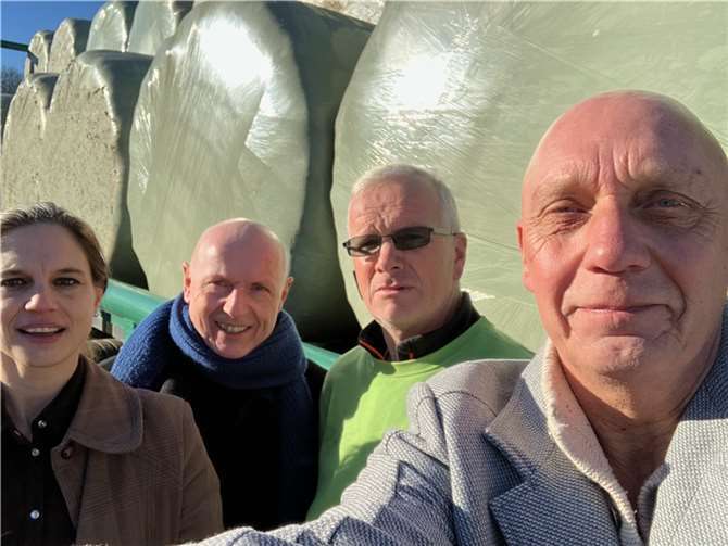 Die Liberalen (v.l.): Christina Steinhausen, Ulrich van Bebber und Wolfgang Reuß (rechts) sind sich mit Landwirt Thomas Gerharz aus Grafschaft Gelsdorf einig: Die Kürzungspläne für die Landwirtschaft müssen zurückgenommen werden.  Foto: Wolfgang Reuß