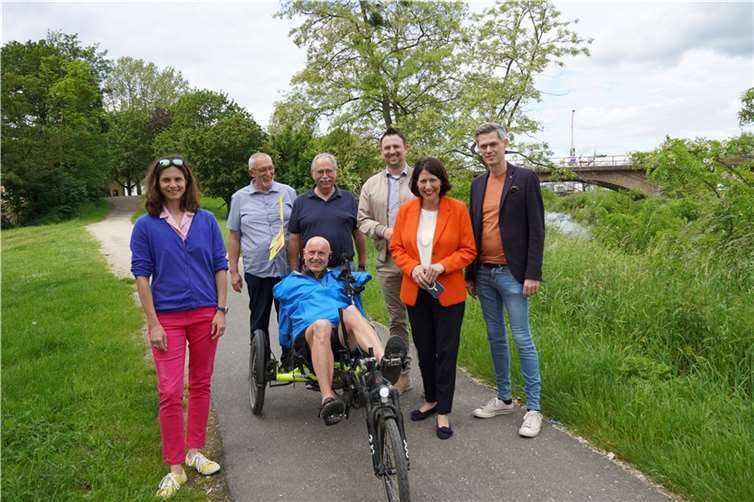 Die Liberalen zeigen Ministerin Daniela Schmitt (2. von rechts) den Stand des Wiederaufbaus in Sachen (von links): Christina Steinhausen, Dirk Herminghaus, Volker Thormann, Martin Thormann, André Nursinski-Stolberg und Ulrich van Bebber auf dem Liegerad.  Foto: Marga Thormann