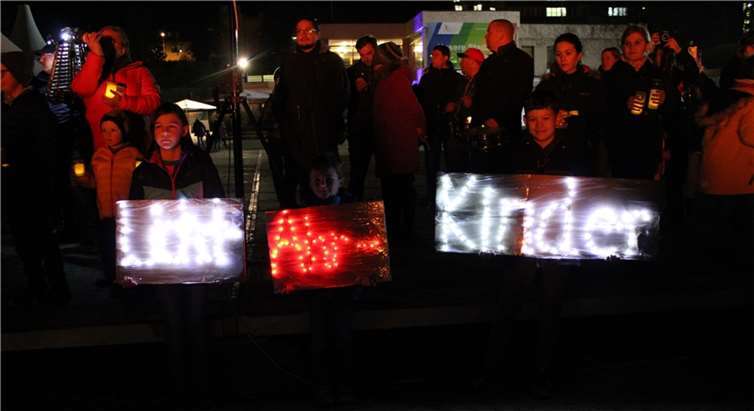 Die „LichtAHRkinder“ boten im Kurpark ein hell-buntes Bild. Foto: DU