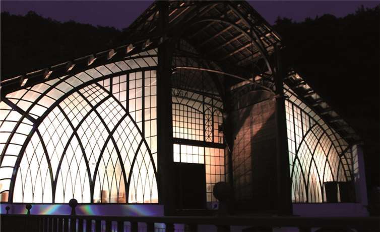 Die Lichtinstallation in der Gießhalle in weiß. privat