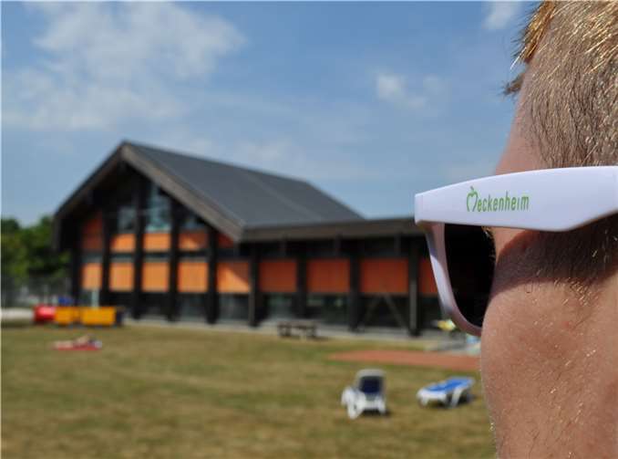 Die Liegewiese des Hallenfreizeitbades bietet viel Platz für ein ausgiebiges Sonnenbad. Quelle: Stadt Meckenheim