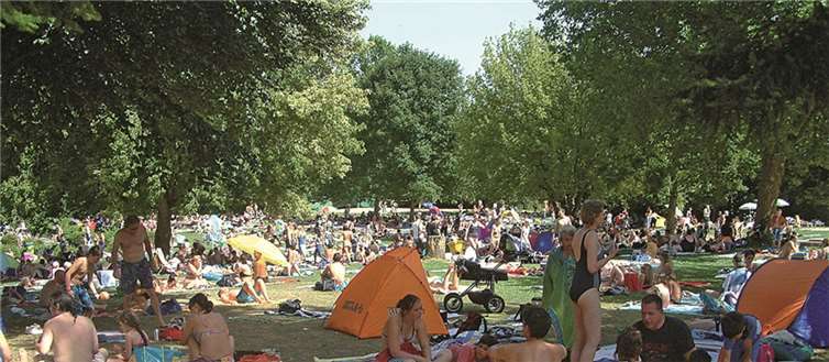 Die Liegewiese mit ihrem üppigen Baumbestand bietet auch an Hochsommertagen genügend schattige Plätze. AB