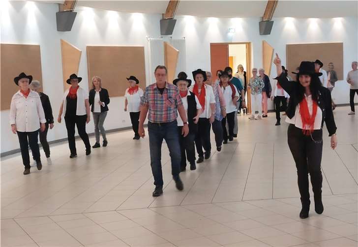 Die Lince Dancers sorgen für eine tänzerische Saalumrundung.  Foto: Lothar Kalter