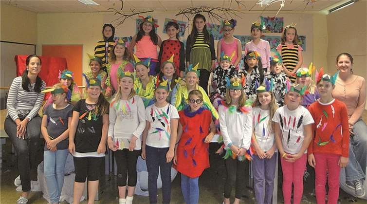 Die Lindenschüler hatten nicht nur Texte und Lieder eingeübt, sondern zeichneten auch für Bühnenbild und Kostüme verantwortlich. privat