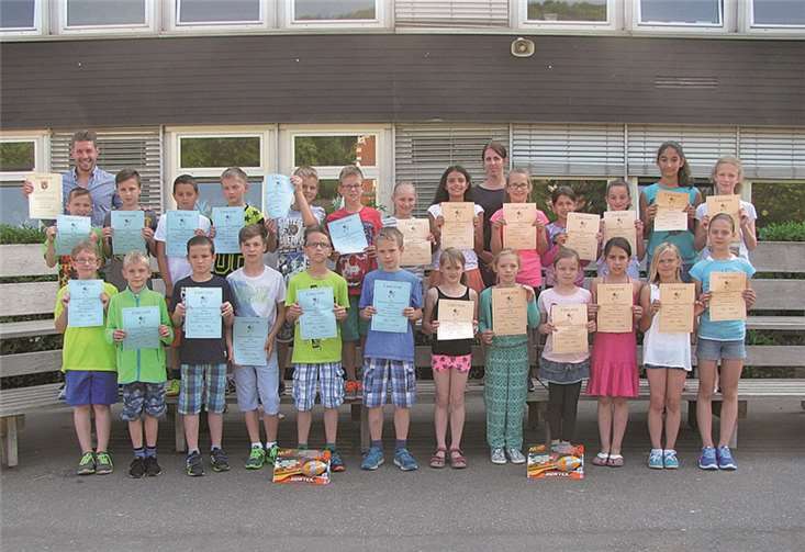 Die Lindenschüler zeigten stolz ihre Urkunden.Privat