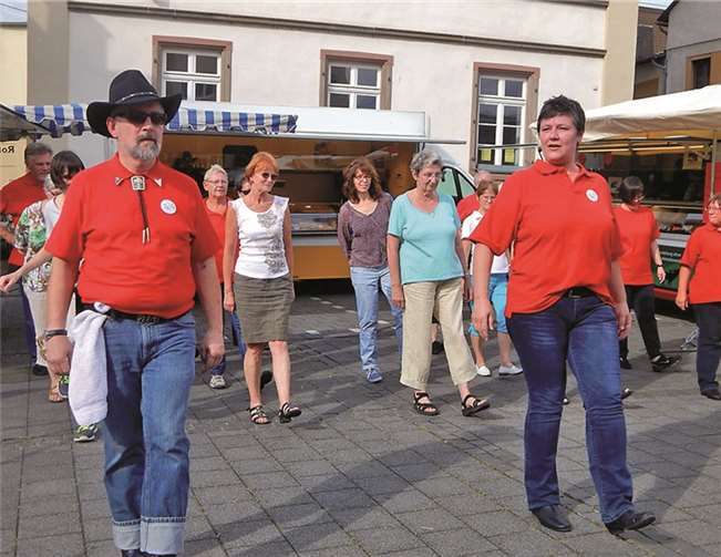 Die Line Dance-Gruppe „Station Stompers“ führte zu flotter Country-Musik Tänze vor und brachte damit den Wildwest-Charme auf den Bendorfer Wochenmarkt. Viele Besucher schlossen sich spontan an und tanzten mit der Tanzgruppe. GM