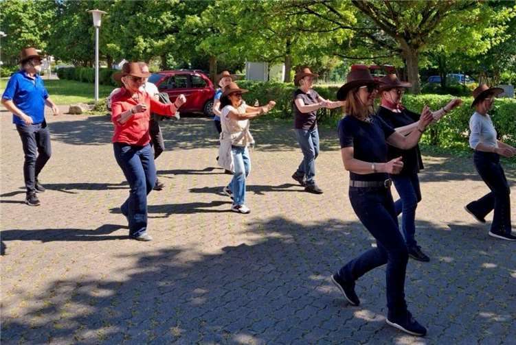 Die Line-Dance-Gruppe des Postsportvereins Remagen (PostSV) hat am vergangenen Wochenende mit ihren Auftritten beim Mit-Mach-Markt in Sinzig und beim Friedensfest in Remagen das Publikum begeistert. Foto: Postsportverein Remagen