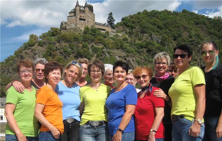 Die Line-Dancer „Hartliners“ tanzten bei sonnigem Wetter auf dem Rhein. Privat