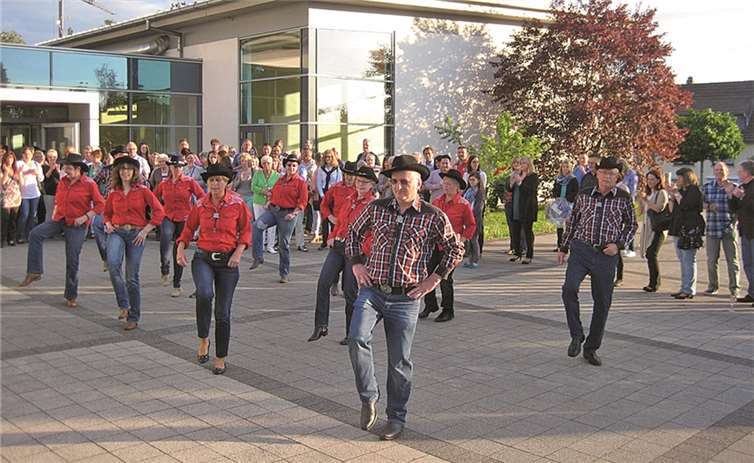 Die LineDancer bei ihrem Auftritt in Urbar.privat