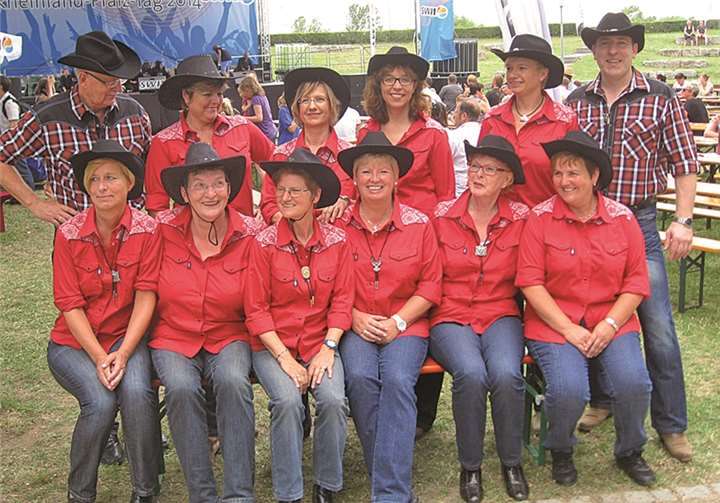 Die LineDancer des AC Mallendar kurz vor dem Auftritt.  privat