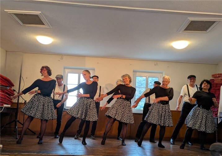 Ein unvergesslicher Nachmittag voller Genuss, Musik und Gemeinschaft Die Linedancer begeisterten das Publikum. Fotos: privat