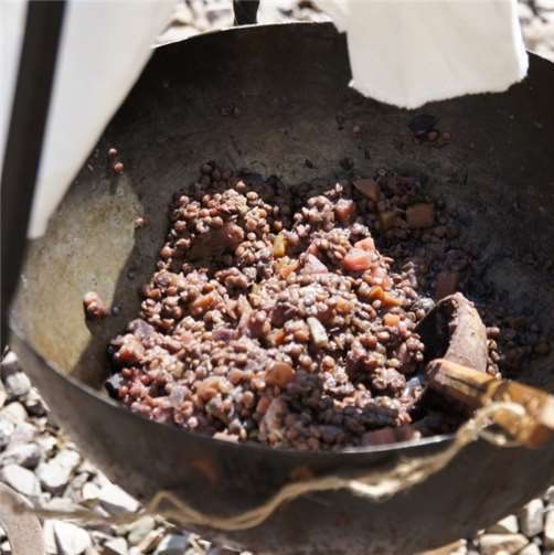 Die Linsenspeise ist angerichtet.