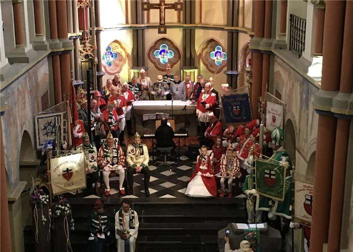 Die Linzer Karnevalsvereine beim traditionellen Karnevalsgottesdienst.  Foto: privat