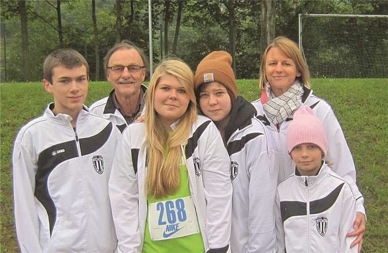 Die Linzer Leichtathleten mit Vorfreude auf den Wettkampf. privat