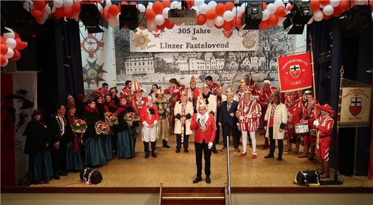 Die Linzer Möhne mit Pastor Lothar Anhalt, Commodore Frank Fossemer von der Schweren Artillerie, Attila Björn Hepenstrick von den Linzer Hunnen, Christian Siebertz von der großen Linzer KG und das Viergestirn mit Prinz Norbert II auf der Bühne der Linzer Stadthalle mit musikalischer Begleitung durch das Fanfarencorps feiern gemeinsam 305 Jahre im Linzer Fastelovend.  Foto: Roland Thees