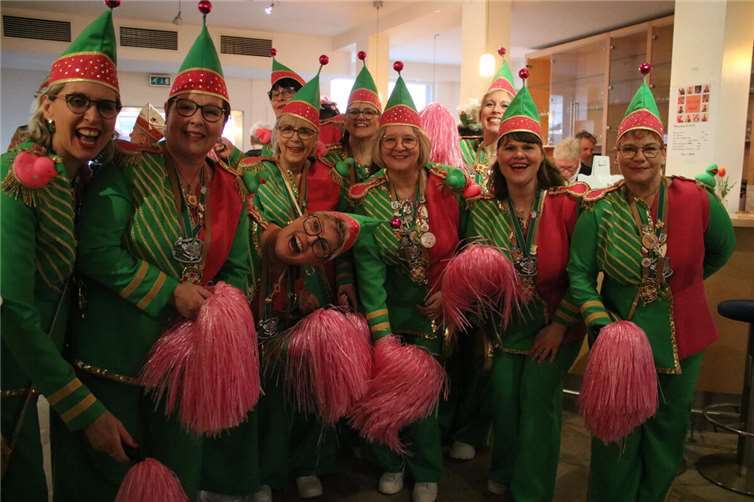 Die Linzer Möhne mit ihren diesjährigen pink-grünen Uniformkostümen kurz vor dem Einmarsch in die ausverkaufte Stadthalle.Foto: privat
