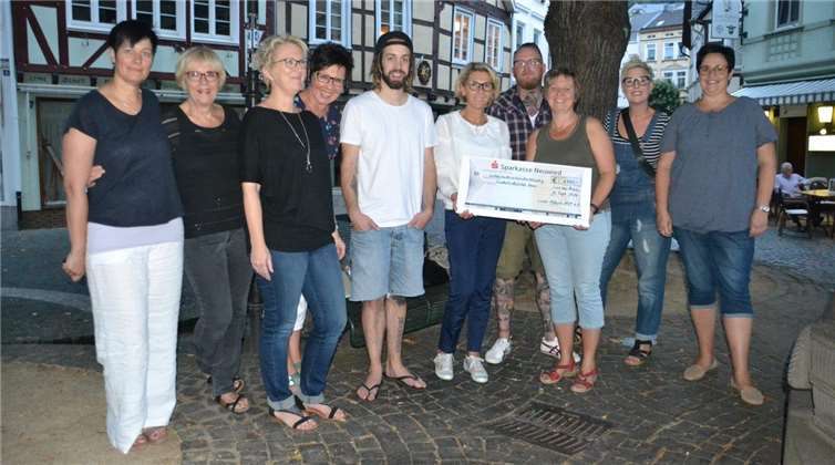 Die Linzer Möhne und das Tattoo-Studio „Heimwärts“ übergeben den Scheck an den Förderkreis.privat