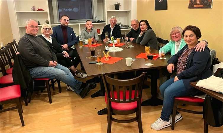 Die Linzer SPD-Mitglieder , SPD-Kreisvorstandsmitglied Janick Helmut Schmitz (vierter von links) und Bürgerinnen und Bürger aus Linz diskutieren über aktuelle politische Themen. Foto: Claudia Bieber