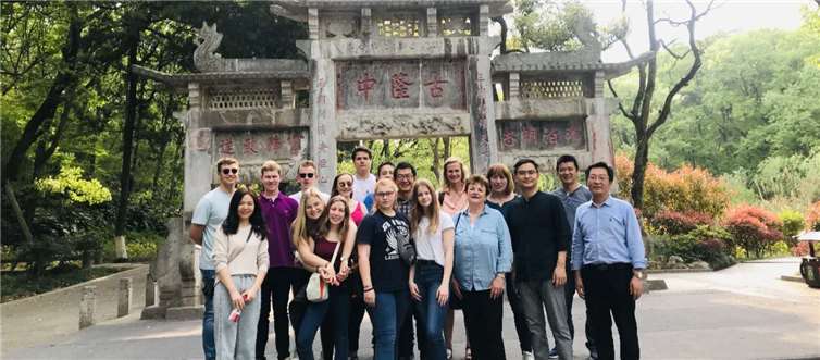 Die Linzer Schüler mit ihren Gastgebern in China.Fotos: privat