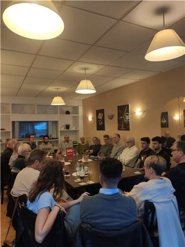 Die Linzer Sozialdemokratinnen und Sozialdemokraten diskutieren zusammen mit Hazem Albatran, Bürgerinnen und Bürgern und Mitgliedern von Gemeinsam für Vielfalt e.V. und dem Förderkreis Integration in Linz.  Foto: Florian Augst