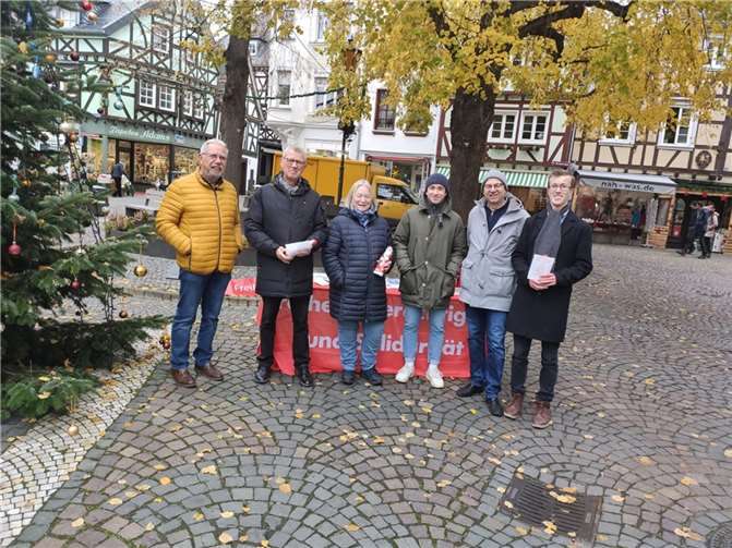 Die Linzer Sozialdemokratinnen und Sozialdemokraten auf dem Buttermarkt. Quelle: SPD Linz