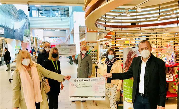 Die Lions-Mitglieder Christian Opitz, Jennifer de Luca, Thomas Schilling und Jürgen Scholz sowie Globus Marketingleiterin Andrea Hofer, übergeben die Schecks im Wert von insgesamt 12.200 Euro unter anderem an Kulturdezernentin Margit Theis-Scholz (vorne li.). Der Scheck für den Deutschen Kinderhospizverein wird in Köln übergeben. Quelle: Lions Club Koblenz