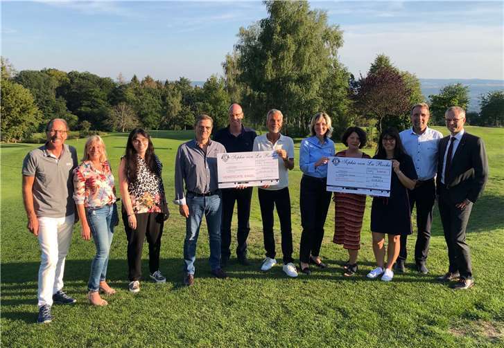 Die Lionsfreunde, mit Präsident Jürgen Kuhn und Past-Präsidentin Claudia Spanier-Dönges, übergaben die Spenden an Günther Pauli von den versteckten Engeln und Irene Klank-Wirbelauer sowie Melanie Hanisch von der Landesschule für Blinde und Sehrbehinderte. Mit ihnen freuten sich Paul Krumholz und Hubert Kögler vom Golfclub Rhein-Wied. Foto: privat