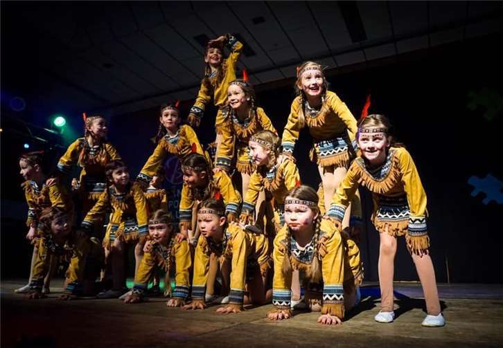 Die „Little Giants“ traten als Indianer auf. Jeanette Beck trainiert die Erst- und Zweitklässler.Fotos: Privat