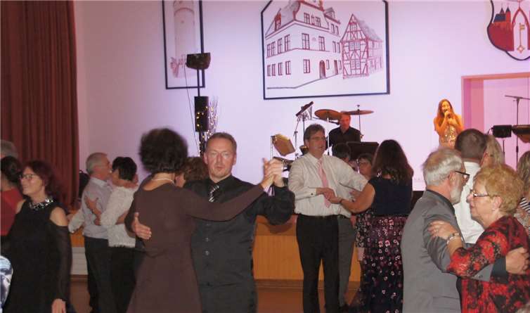 Die Live-Band Rusty Bones spielte für alle gängigen Tänze die passende Musik.