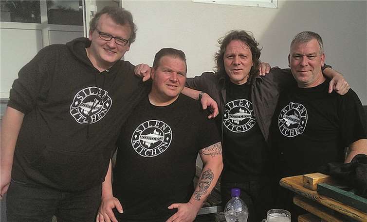 Die Live-Band „Silent Kitchen“ spielt ausschließlich Eigenkompositionen mit viel Enthusiasmus und Spaß von moderat bis rockig. privat
