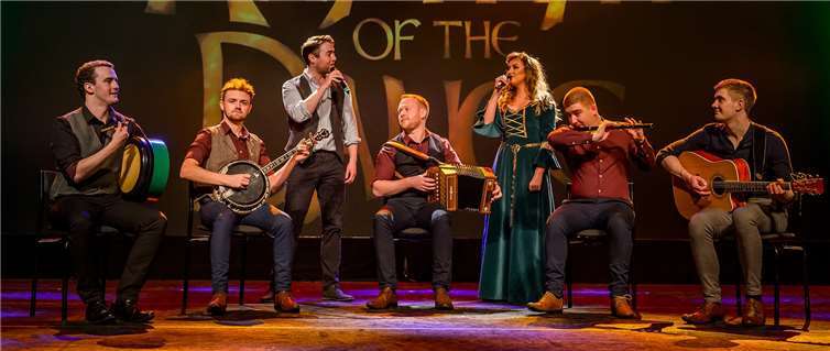 Die Live-Band besteht aus Top-Musikern, die eine Bandbreite an teilweise außergewöhnlichen Instrumenten in Perfektion beherrschen. Foto: Wim Lanser