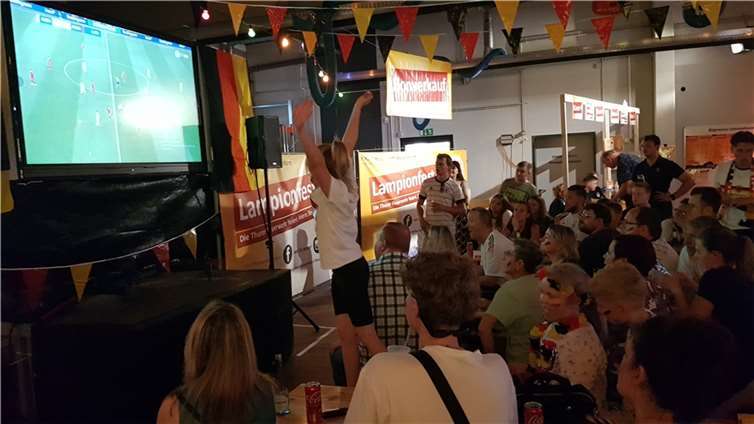 Die Live-Übertragung der Fußball EM erfolgte in der großen Fahrzeughalle.