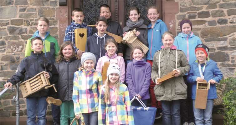 Die Löfer Kläpperer ersetzten das Läuten der Glocken. privat