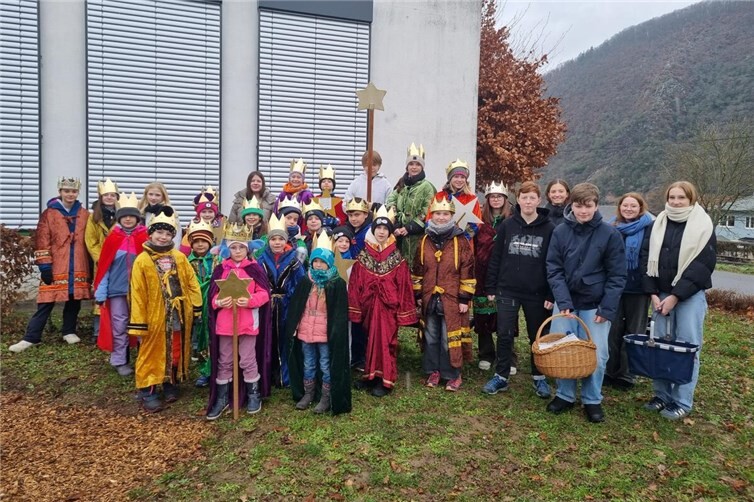 Die Löfer Sternsinger haben stolze 1.700 Euro gesammelt. Foto: Claudia Göbel
