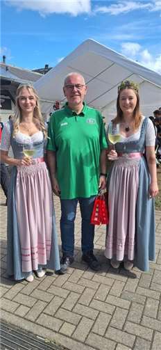Die Löfer Weinmajestäten Maja und Mia mit dem 1. Vorsitzenden Manfred Lietz.