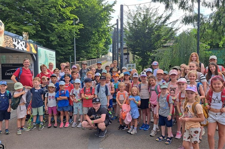 Die Löhndorfer Kinder mit ihren Betreuern im Neuwieder Zoo