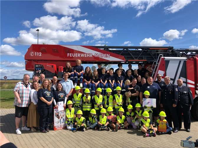 Die Löscheinheit Hausen mit ihrer Jugend- und Kinderfeuerwehr.  Foto: Anne Straub / Stadt Mayen