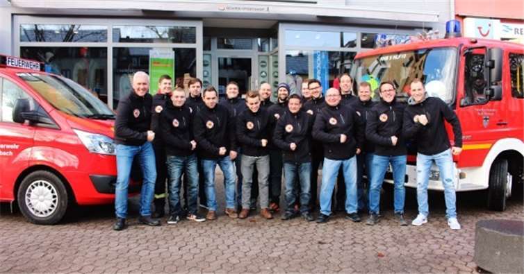 Die Löschgruppe (LG) Wormersdorf in ihren neuen Funktionssportjacken.privat