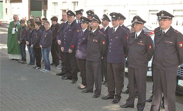 Am Ehrenmal wurde den Ge- fallenen und Gestorbenen gedacht 