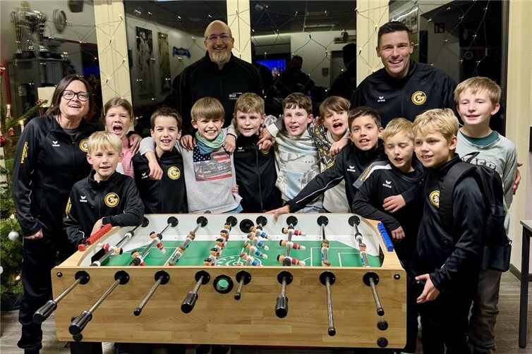 Die Löwen der JSG EII mit ihren Trainern, Petra Löhndorf, Markus Albring und Patrick Plath. Foto: JSG Grafschaft