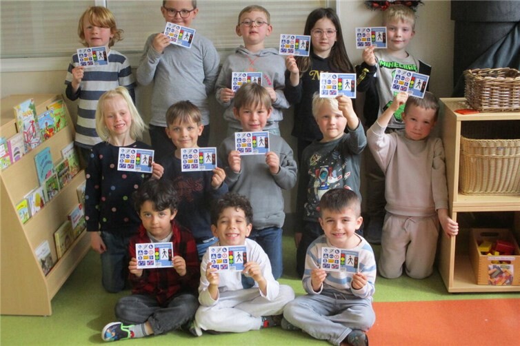 Die Löwen präsentieren stolz ihren Fußgängerschein.