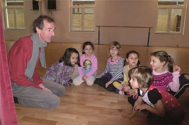 Die "Löwentänzer" und Herr Moeck stellen sich einander vor. privat