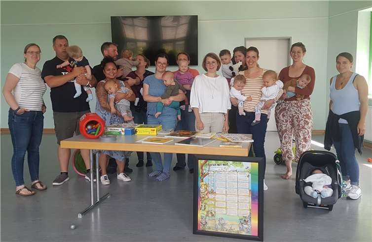 Die Logopädin Anne Kastor besuchte die Eltern und Kinder des Elterntreffs in Löf. Foto: Fachstelle Frühe Hilfen