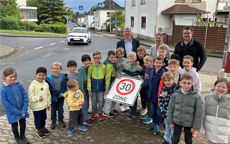 Die Lohmannstraße in Feldkirche gehört künftig zur Tempo30-Zone. Darüber freuen sich vor allem die Kinder der Grundschule und Kita, aber auch Ortsvorsteherin Simone Schuh, Beigeordneter Ralf Seemann und Andreas Grass vom Neuwieder Ordnungsamt.Foto: Ulf Steffenfauseweh